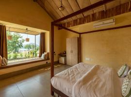 1br Cottage with Pool - Lakeside Haven by Roamhome, hotell i Udaipur