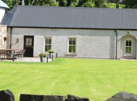 Rectory Cottage. Close to Enniskillen and lakes. – tani hotel w mieście Ballycassidy