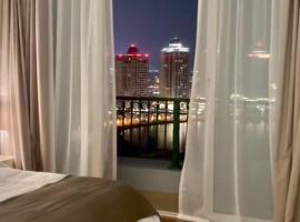 Beachfront Luxury Apartment-Pearl Island شقه مطله على الشاطئ بجزيرة اللؤلؤه, hótel í Doha