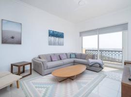 Stunning 2BD Sea View Apartment Private Beach Access, отель в Рас-эль-Хайме, рядом находится Конгресс-центр эмирата Рас-эль-Хайма