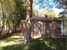 Raduga West Pineforest - коттедж в аренду на Иссык-Куле, cabaña o casa de campo en Kosh-Kël'