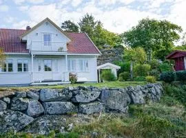 Beautiful Home In Farsund With 4 Bedrooms And Wifi