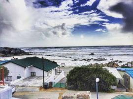 Apt on Beach front, Modern 2BR Solar, 50m to beach, hotel blizu znamenitosti Koekenaap railway station, Strandfontein