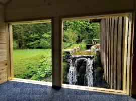 Wooden house with a waterfall "Stipanov mlin", chalé alpino em Plitvicka Jezera