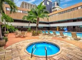 Condotel Quiet with High Ceiling Free Parking and WiFi