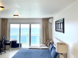 Sunset Beach View - Luxury Studio next to The Morgan Resort, курортний готель у місті Maho Reef