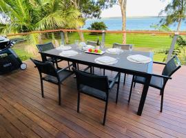 Absolute lakefront house - enjoy the sunrise, hotel in Budgewoi