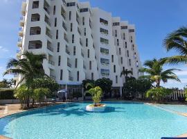 Sea sand sun Condominiums: Rayong şehrinde bir havuzlu otel