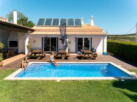 Villa with 4 bedrooms and pool in Surf Resort, hotel in Raposeira