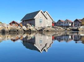 Exceptional Cottage 2 meters from the sea, possible to rent boat, Bekkjarvik, 60 km from Bergen, hotel v destinaci Gauksheim