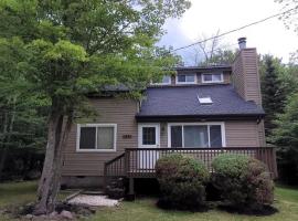 Pocono House in a private community 4 pools, Lake., παραθεριστική κατοικία σε Tobyhanna