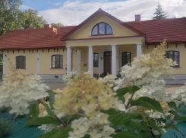 DOM WESELNY 'DWÓR W JUROWCACH', hotel v destinaci Sanok