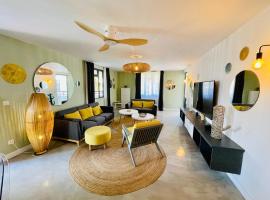 LUXURY MODERN apartment - Excellent location 50m from the beach, restaurants, bars, shops, בית חוף בפליק-אנ-פלאק