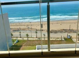 Superbe appartement Front de mer Prestigia, Hotel in Sidi Bouqnadel