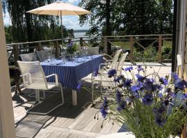 Ferienhaus am Vänern mit Seeblick, hotel v destinaci Mariestad