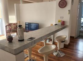 Apartamento Av kennedy y Cerviño a metros embajada EEUU, hotel di Buenos Aires
