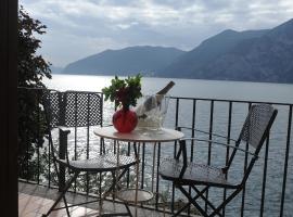 Nest on The Lake, hotel a Marone