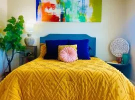 Cozy Short & Suite 4-Bedroom Stay- Minutes to City