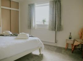 DonVera - Two Bedroom Bungalow with Sea Views, hotel de playa en Overcombe