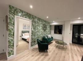 Private Modern Apartment, hotel with parking in Olton