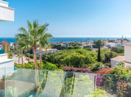 2BR Luxury - Santa Barbara Heights, Good WiFi & AC, feriebolig ved stranden i Mijas Costa