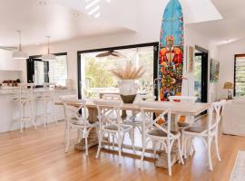 Luxury Boho Family Oasis 3 Minute Walk To Marcoola Beach, holiday home in Marcoola