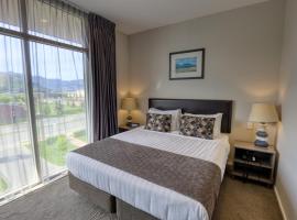 Ramada Suites by Wyndham Queenstown Remarkables Park, hotel in Queenstown