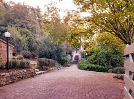 Adelaide hills Italian villa in creek setting, hotell i Bridgewater