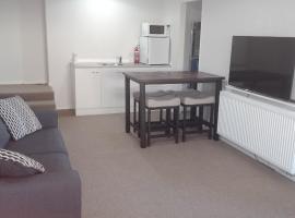 Modest comfortable relaxed home away from home with secure bike storage, nhà nghỉ dưỡng ở Rotorua