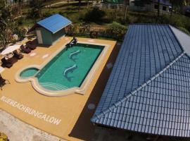 Blue Beach Bungalow, hotel en Bang Saphan Noi