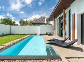 Beautiful comfortable and Fully Equipped Big pool villa with 65inch smart tv Located near popular Bangtao beach and laguna – hotel ze spa w mieście Thalang