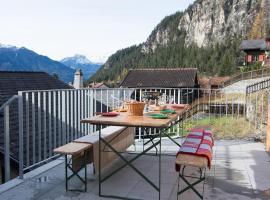 Large alpine house for 10 with panoramic view, hotel a Schmitten