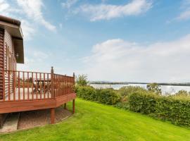 Chalet Loch Side Lodge 5 by Interhome, beach hotel in Kinross