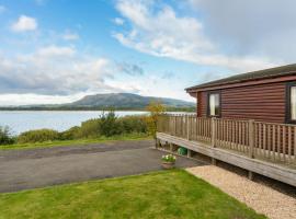 Chalet Loch Side Lodge 8 by Interhome, hotell i Kinross