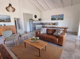Bestuis Cottage - Self catering accommodation on a farm، فندق في Klapmuts