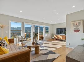 @ Marbella Lane - Chic Abode w/Mountain Skyline, vacation home in Pacifica