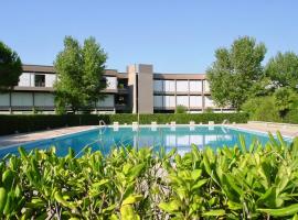 Apartments in residence with swimming pool in Marina di Bibbona, ξενοδοχείο διαμερισμάτων σε Marina di Bibbona