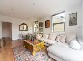 Luxurious Flat with Large Private Terrace - Pass the Keys