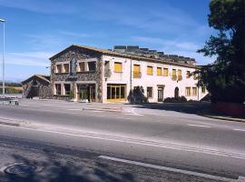 Hostal Mallorquines, hotel v destinaci Riudarenes