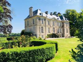 Charming 18th Century Chateau, near Bayeux in Calvados, Normandie, hotel em Livry