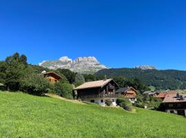 Chalet à Cordon face à la chaîne du Mont Blanc, ξενοδοχείο σε Cordon