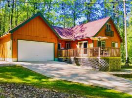 Higgins Lake Retreat - Hike, Swim, Relax!, hotel v destinaci Roscommon