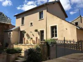 Maison de Campagne in Beautiful Burgundy, hotel in Noyers-sur-Serein