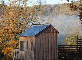 A LA BELLE ECORCE- tiny house, hotel with parking in Turenne