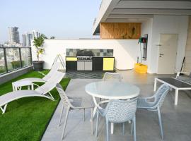 Luxurious penthouse for couples in Kiryat Mozkin, atostogų būstas mieste Qiryat Motzkin