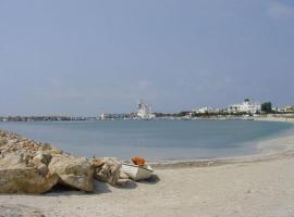 Casa Vacanza Aurora 6-8 posti letto, ξενοδοχείο σε Racale