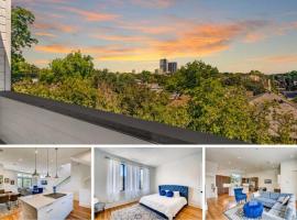 4 Story Home Mins To Downtown Houston with City Views, hotel perto de Museu Menil Collection, Houston