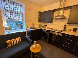 Modern & retro two bedroom apartment in Barnsley, cheap hotel in Barnsley