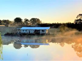 Lovedale Lakehouse Vineyard, holiday home in Lovedale