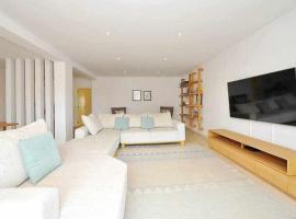 Prestige Sunset Carcavelos Beach - Checkinhome, hotel i Carcavelos